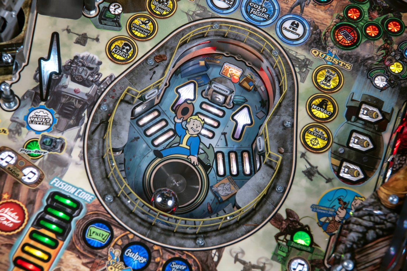 Игровое поле пинбола с персонажами Fallout