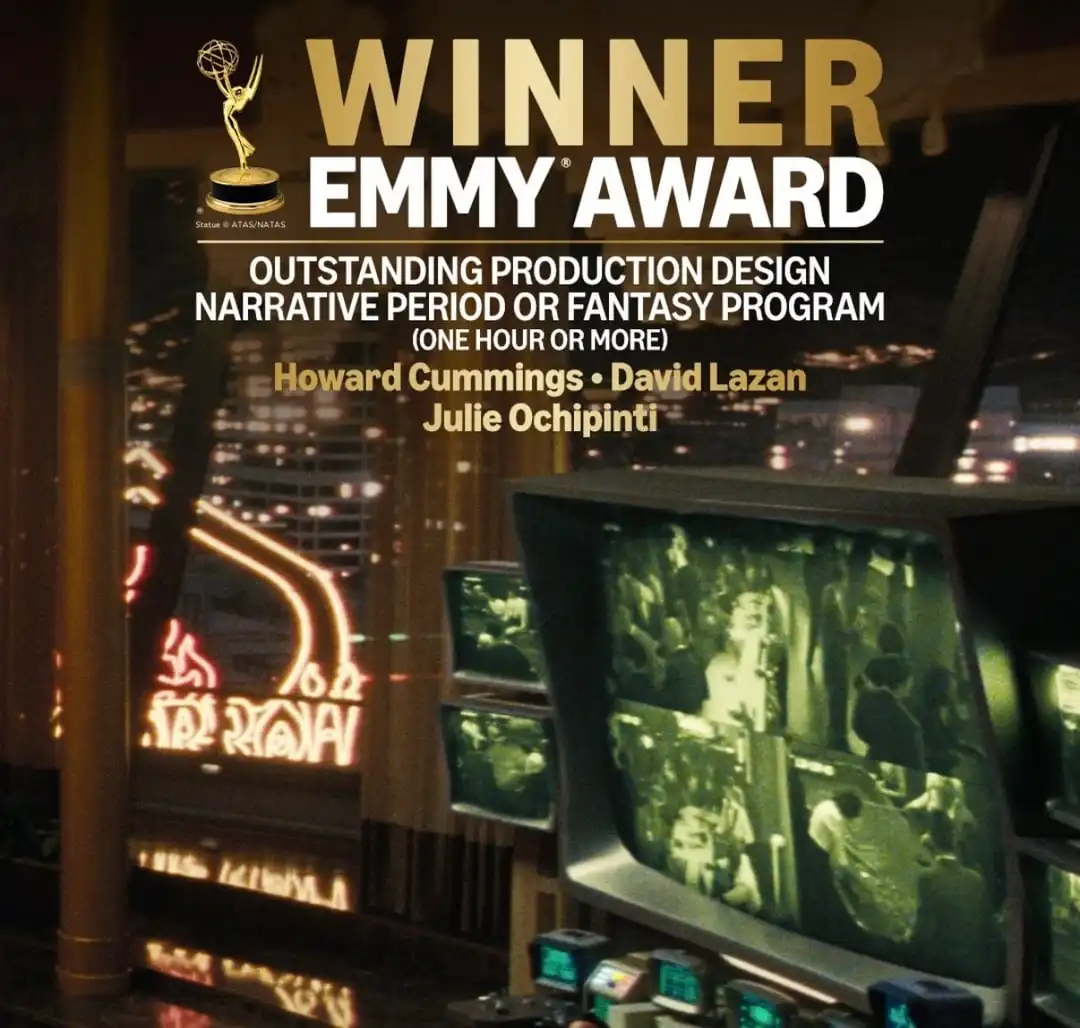 Команда сериала Fallout с статуэткой Emmy за лучшие костюмы в жанре фэнтези/фантастики