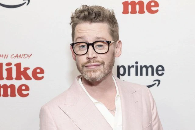 Макалей Калкин в роли Лацерты Легата в Fallout