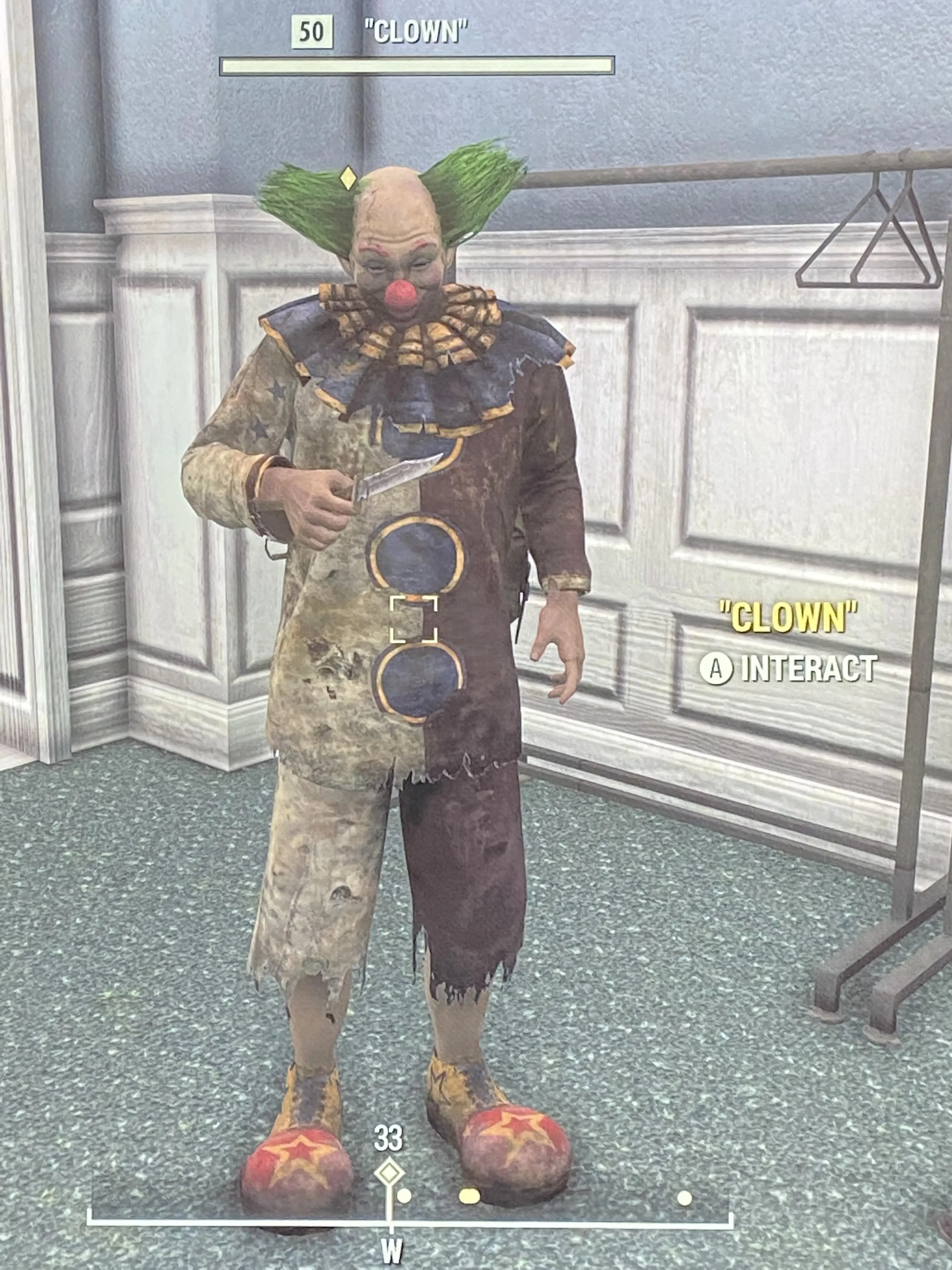 Клоун из Fallout 76 — житель пустоши в костюме Малыша-убийцы с ножом